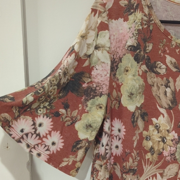 Floral Short Sleeve Women's Top - Picture 5 of 8